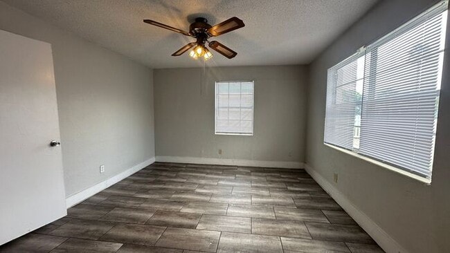 Building Photo - Spacious 3 Bed, 2 Bath Just Minutes from the Beach