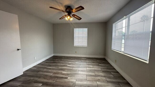 Foto del edificio - Spacious 3 Bed, 2 Bath Just Minutes from the Beach