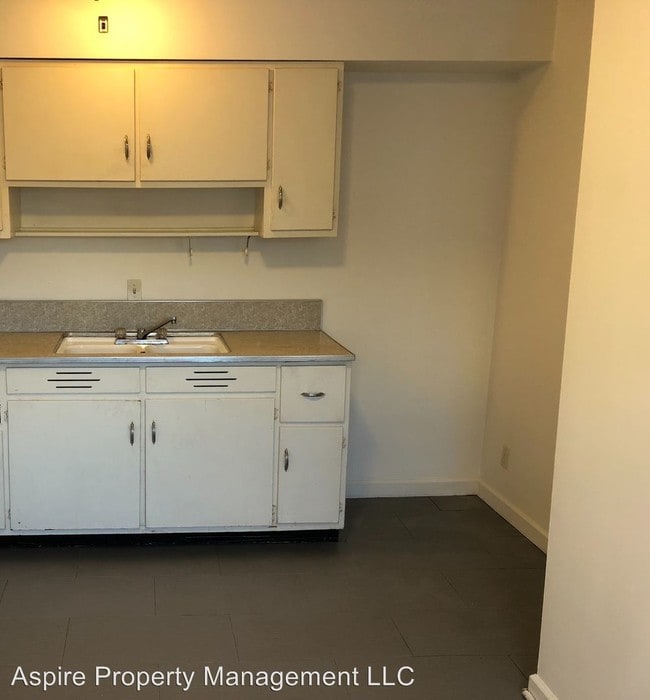 Building Photo - 1 br, 1 bath Apartment - 47 E Maplewood Ave