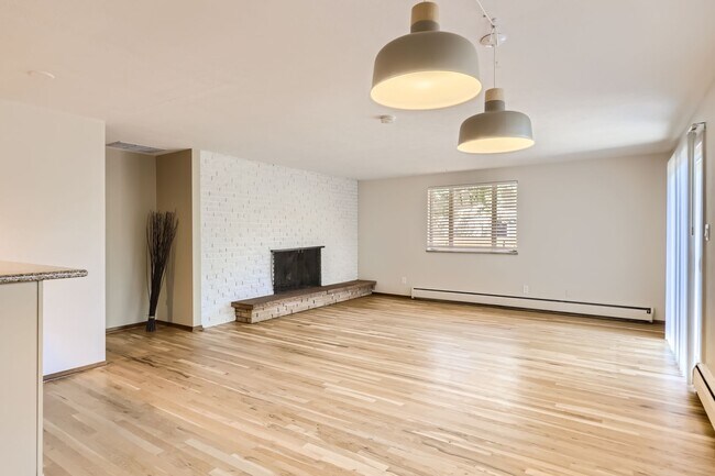Building Photo - Centrally Located 3 bed, 2 bath Ranch Styl...