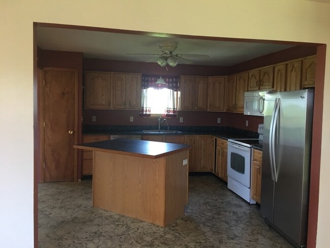 Foto del edificio - Beautiful secluded 4 bedroom 2.5 bath home with 2 stall detached garage and descent sized yard