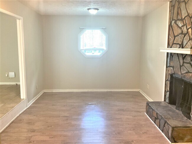 Building Photo - 3277 Stonewall Dr NW