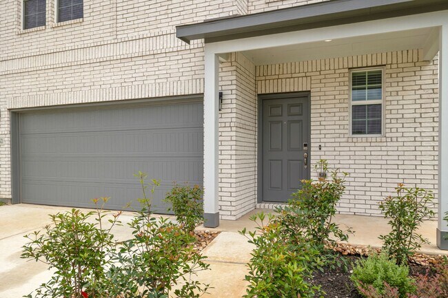 Foto del edificio - Brand New Spacious 4-Bedroom Two-Story wit...