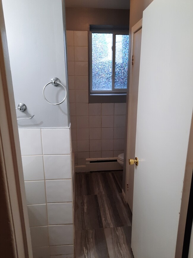 Building Photo - 2 BEDROOM APARTMENT IN MATURE NEIGHBOURHOO...