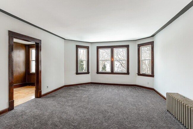 Liviing Room - 800 37th Ave NE