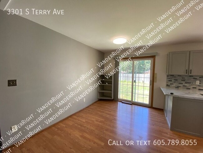 Foto del edificio - 3301 S Terry Ave