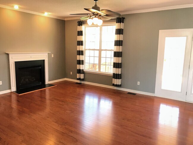 Building Photo - Great Family Home -  Fenced Backyard - Gar...