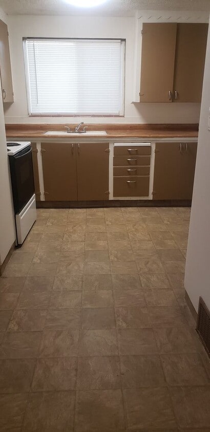 Primary Photo - 2 bedroom 1 bath duplex Available June 20t...