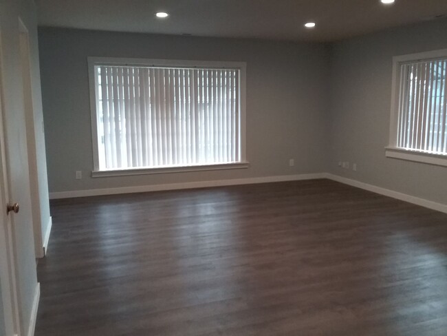 Building Photo - Recently Updated Home
