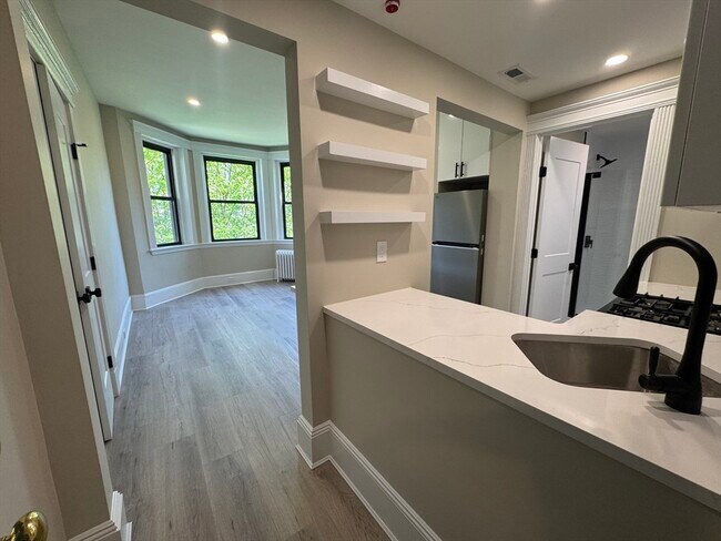 Foto del edificio - 14 Edgerly Rd