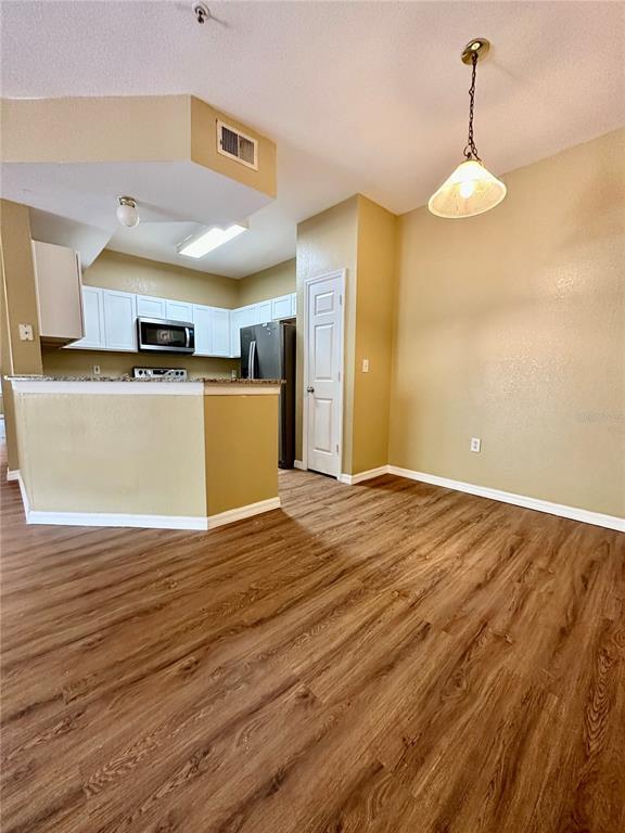 Building Photo - 2025 Erving Cir