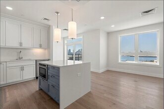 Building Photo - 301 Border St