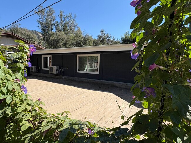 Building Photo - 8729 N Ventura Ave