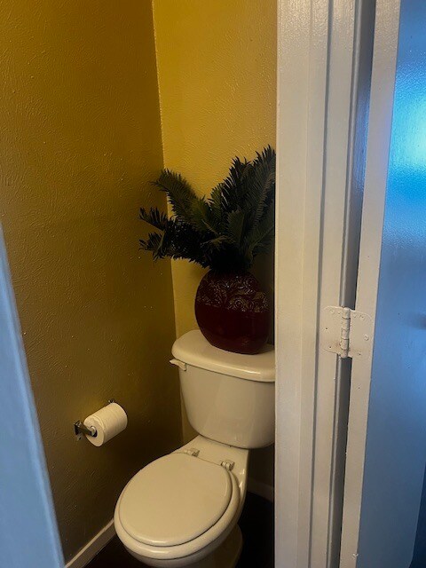 Medio baño en la planta baja - 10500 Lake June Rd