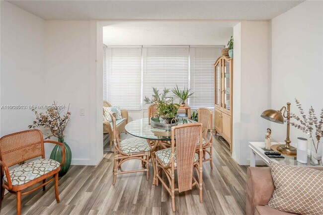 Foto del edificio - 9150 Lime Bay Blvd