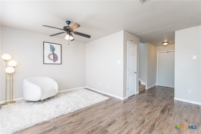 Building Photo - 402 Deloris Dr