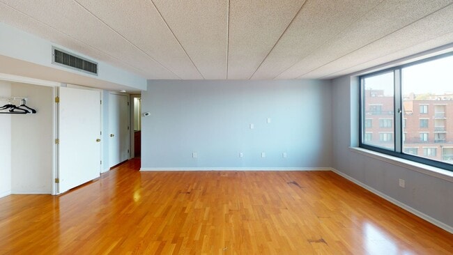 Foto del edificio - RARE 2BED 2 BATH in Allston... Don't miss out....