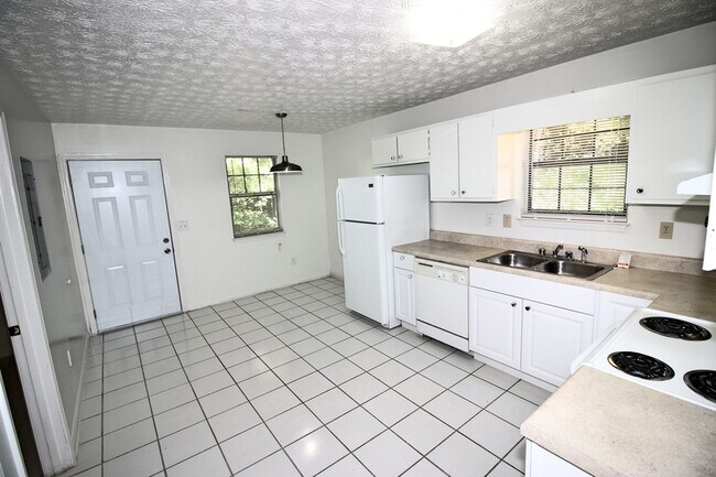 Foto del edificio - 8365 Warren Dr