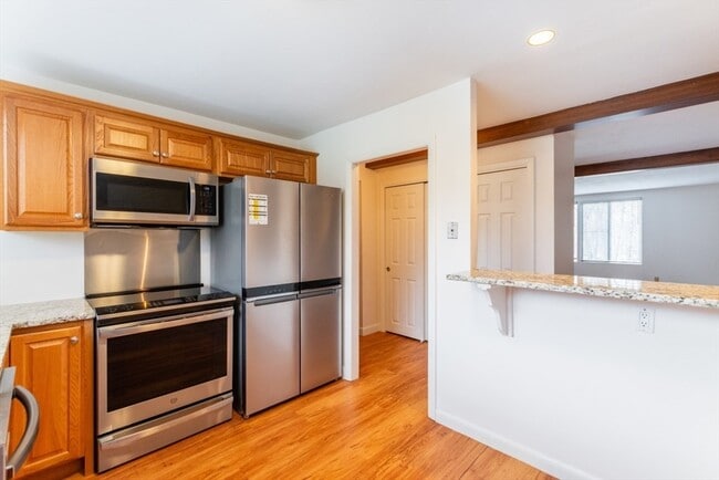 Building Photo - 8 Longwood Dr