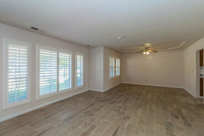 Building Photo - Beautiful 3 bedroom available