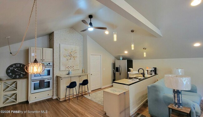 Foto del edificio - 1102 Lily Lake Rd