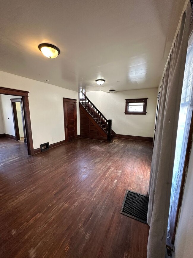 Building Photo - 3BD/1BA TWO-STORY HOME