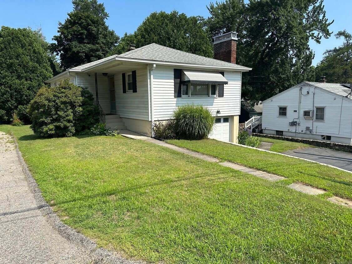 Primary Photo - 18 Manchester Ave