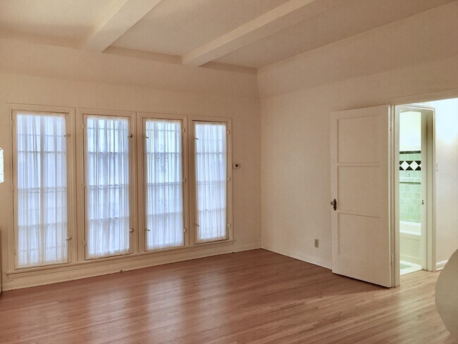 Building Photo - 1323 N Mansfield Ave