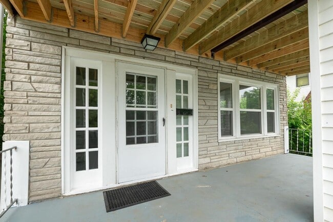Building Photo - NORWOOD DUPLEX: 2 bed, 1 bath 1st Floor Un...