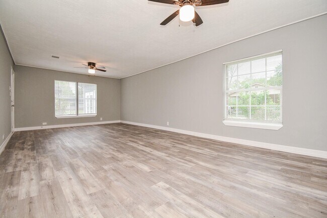 Building Photo - 14633 Renault St