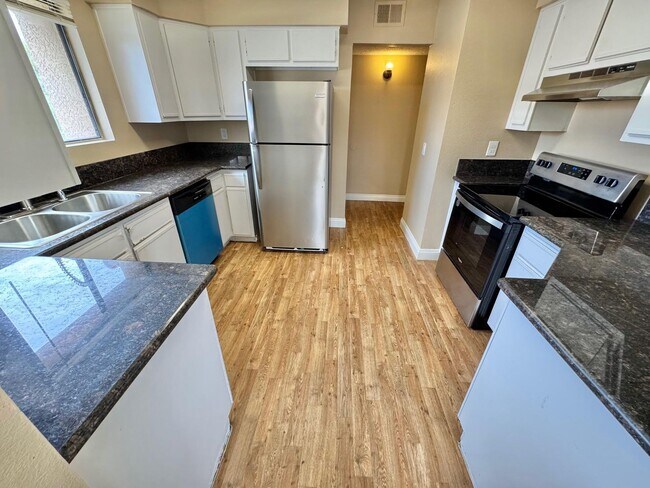 Foto del edificio - THIS SECOND-FLOOR DESERT SHORES CONDO OFFE...