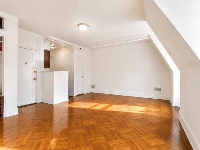 Building Photo - 309 W 107th St