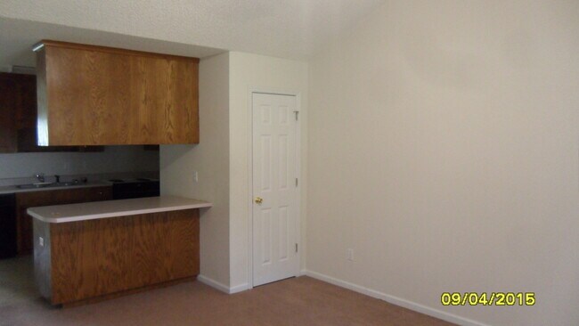 Foto del edificio - 3096 Tyndall Dr