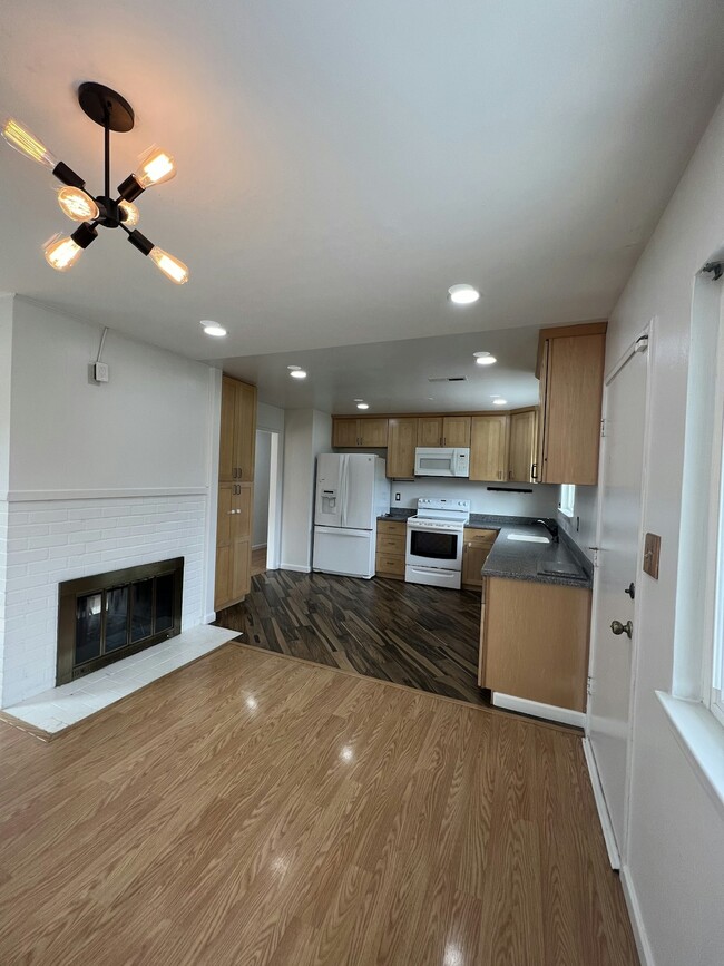 Building Photo - 40458 Landon Ave