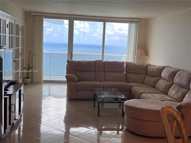 Building Photo - 2 bedroom in Hallandale FL 33009