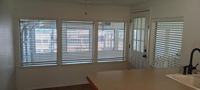 Building Photo - Charming 2-bedroom, 1-bathroom house!