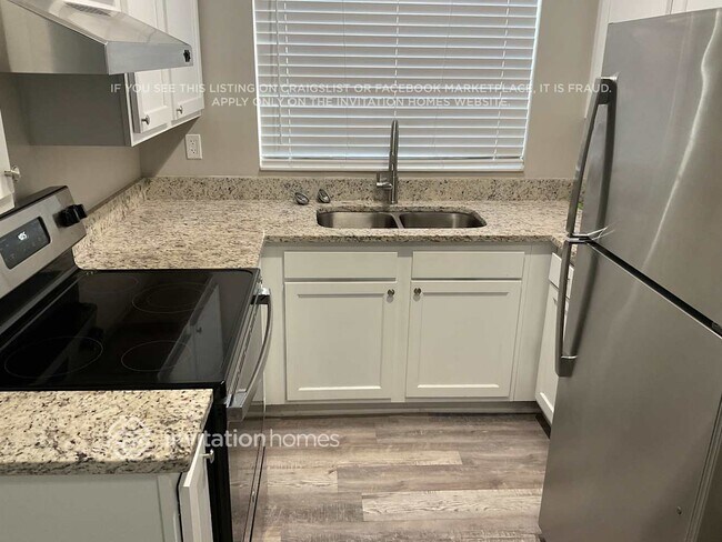 Foto del edificio - 450 Iris Rd