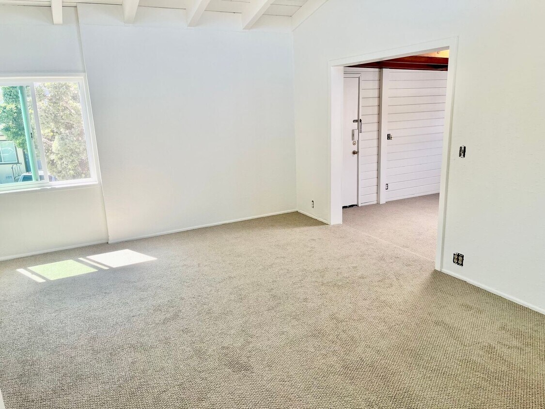 Foto principal - Bright 1.5 bed / 1 bath upstairs apartment...