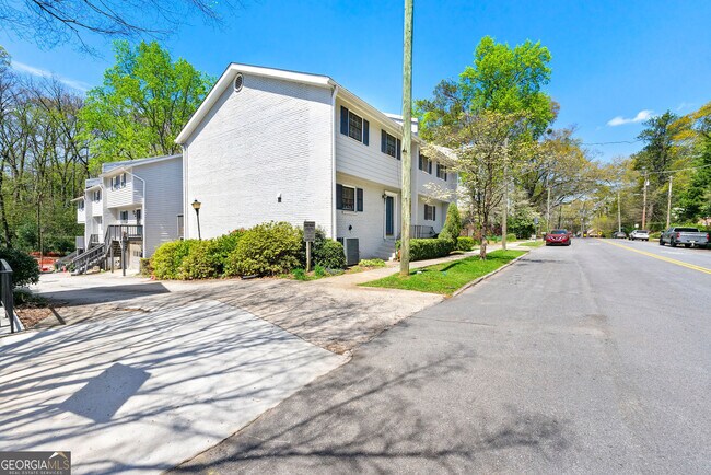 Building Photo - 420 Sycamore Dr