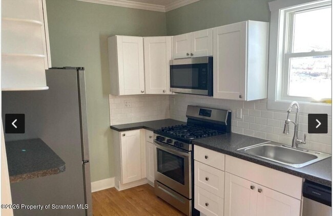 Building Photo - 402 S Valley Ave