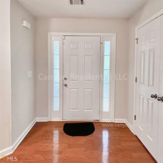 Foto del edificio - Fantastic 4 Bedroom 2/5 Bath in a great area!