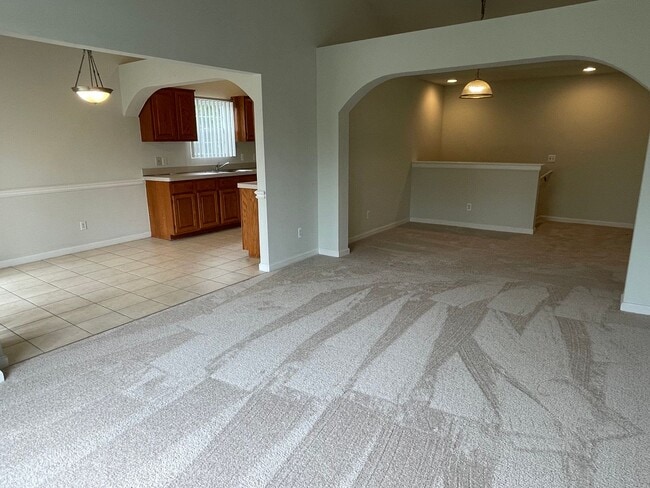 Building Photo - Shelby Twp 2-bedroom, 2-bath condo-style w...