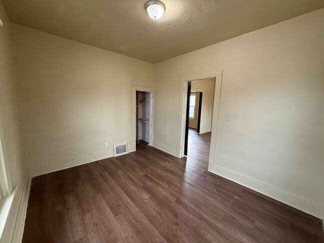 Building Photo - Two bedroom, one bathroom, pet friendly home located in Scottsbluff, NE.