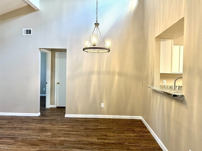 Foto del edificio - 2435 Summer Spring Dr