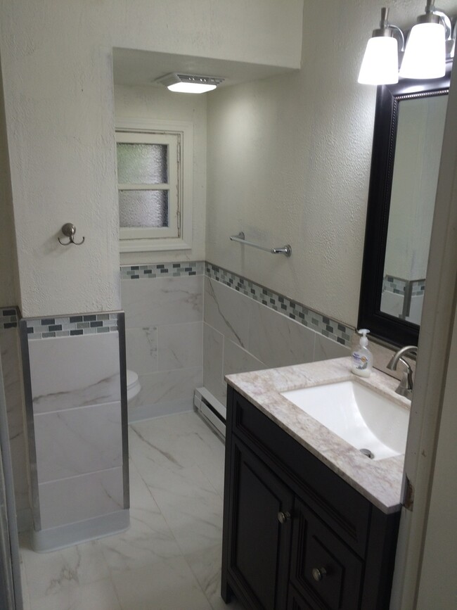 Building Photo - Remodeled premium 3 bed / 1 bath house wit...