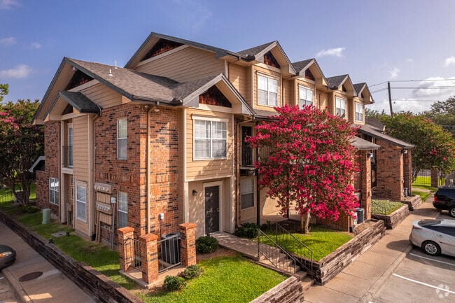 Building Photo - Fairway Greens Apartments