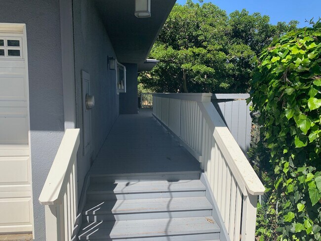 Foto del edificio - 1406 N Kenter Ave
