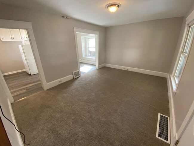 Foto del edificio - Charming 3BR with Main-Level Suite, Garage...