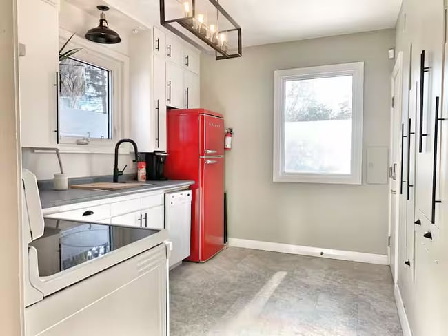 Building Photo - For Rent – 704 5 St E, Saskatoon, SK S7H 1G7 3 Bedrooms | 2 Bathrooms
