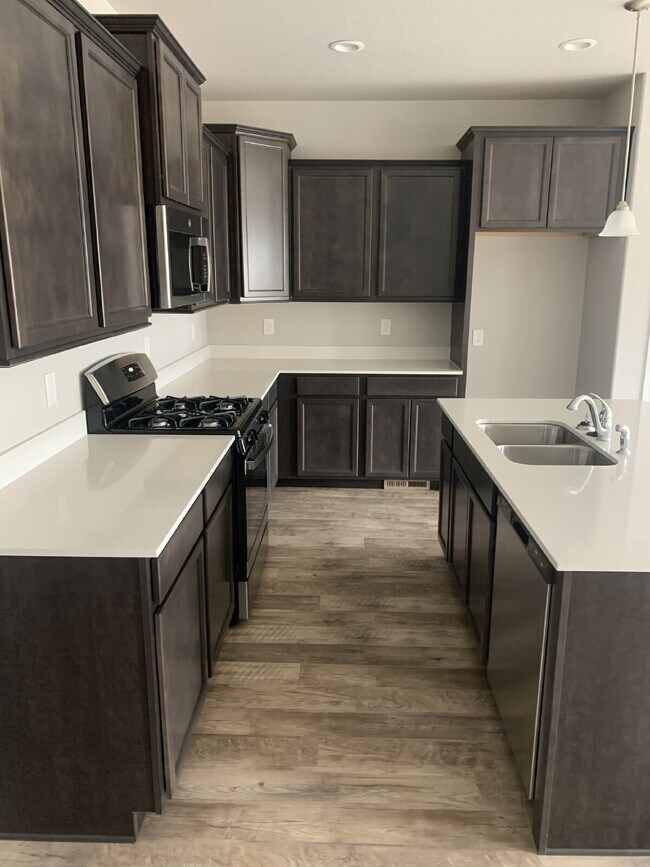 Foto del edificio - 5 bedroom 3 bath in Banning Lewis Ranch style home